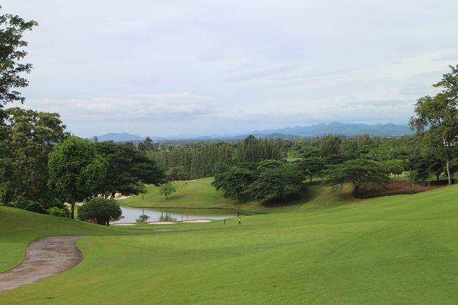 下り、左引っ掛け注意....池越えホール。<br /><br />友人達プレーでは、<br />元ＨＤ9の友人が、池に3個入れてこのホールギブアップ。
