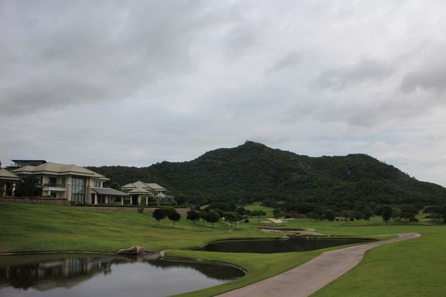 【Black Mountain Golf Club HuaHin】<br /><br />左手　、ブラックマウンテンコンド。