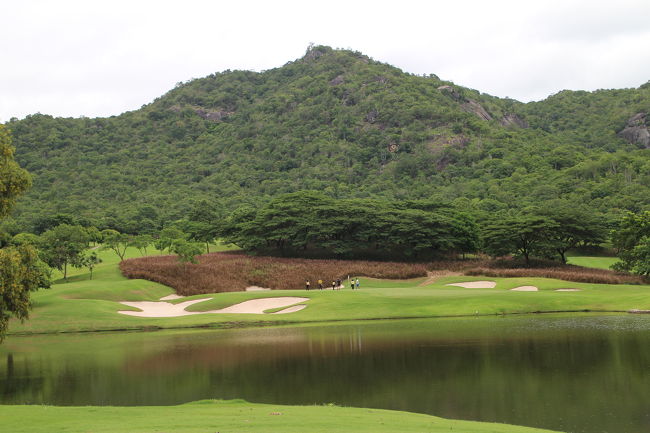 【Black Mountain Golf Club HuaHin】<br />61ティ...152ヤード...H6でちょうど良かった。<br />前回5Ｈで大きかった。<br />H....ゼクシオ呼び名はハイブリッド。<br /><br />