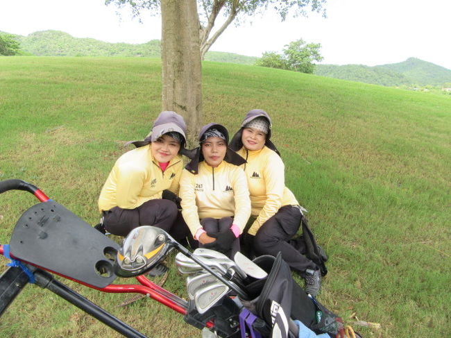 【Black Mountain Golf Club HuaHin】<br />パタヤゴルフバー外人グループ1回目<br /><br />本日のキャディさん<br /><br />外人Mr.Pさんとは、1点違いで負け。<br />ラフからのショットミスが響いた。