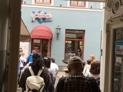 スカールニュ通りから東西に走っているKalku ielaに行くと
XL ペルメニ (Kalku店)とブラックマジックなどのレストランがありました。
ペルメニはファーストフード店でロシア風のラビオリも食べれるらしい。
TGI Fridays ハンバーガー店も近くにあった。