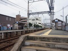 　まずは我が家最寄りの西鉄天神大牟田線・櫛原駅へ。本線上にありながら、待合室は木造で、ホームは３両分の長さしかないのどかな駅です。
　大牟田線の電車は４両以上なので、一部ドアが締め切られますが、甘木線の電車は２両しかないので特段の扱いはありません。
