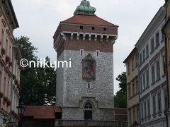 ここは　旧市街の一番北のフロリアンスカ門
この門から中央広場を通り　ヴァヴェル城までの道が
王の道を呼ばれ太い通りです