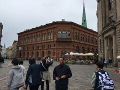 ドーマ広場は石畳でできています。
正面の建物は旧証券取引所で、今は　Art Museum RIGA BOURSE となっています。
