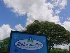 
最初にやってきたのは、アロハスタジアムのスワップミート。
9時に到着しました。

入り口で1ドル×大人の人数分払います。

ハイウェイおりてからの入り口がわからなかった！
レンタカーのナビは借りずに、私のスマホでグーグルマップみながらナビします。

あらかじめオアフ島をダウンロードしておくとオフラインで使えて便利です。



