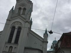 聖母受難教会
Our Lady of Sorrows Church, Riga 
は白に水色の綺麗な建物です。
英国国教会の北にありました。
受難という奇妙な名前が付いていますが仏教徒にはよく分かりません。