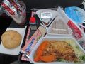 オーストリア航空で成田を13：35に出発。
最初の機内食。チキン。蕎麦がありました。丸いパン、ゼンメルが配られました。パリッとしたゼンメルがこの食事の中で一番おいしかった。