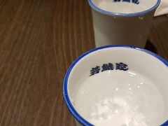 新幹線に乗る前に
またまたエスカへ来てお昼ご飯。

ダンナが気になっていた
カレーうどんのお店、『若鯱家』へ。

矢場とんの向かいのお店で、
あっちも美味しそうやな・・・と見ていたらしい。