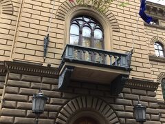 聖ヤコブ教会の道の前には
国会議事堂 (サエイマ ビル) Saeima がありました。
4階建ての立派な建物で、玄関には国旗を掲揚していました。