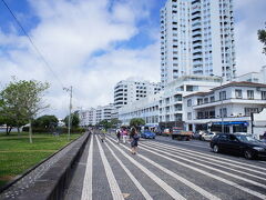 2019/05/31 11:36
公共交通機関が存在しないサンミゲル島で観光する方法は以下4つ。
・ピースボート主催のツアーに乗る
・現地旅行会社やTaxiを借り切って観光地を巡る
・レンタカーを借りる
・歩いてポンタデルガータの街を巡る
僕らがチョイスしたのがレンタカー。
GoogleMapで評判の良いレンタカー店を目指して行くぞー。

注)位置情報は近い場所を選択しています