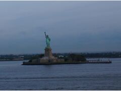 2019/06/07 06:13
自由の女神を掠めながらマンハッタンへ進む船。
これで見たから、自由の女神には行かなくてもいいね。