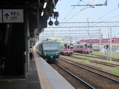 留置線の７０１系電車の脇を通ってリゾートしらかみ１号が入って来ました。