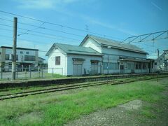 川部駅を通過。