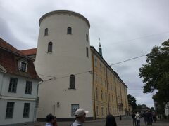 海外美術館　Mākslas muzejs RĪGAS BIRŽA
は三人兄弟の南にあります。
これは裏から、北側から見た景観だと思います。
ドーマ広場から見ると茶色の3階建ての建物です。
Riga Stock Exchange Buildingです。