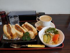 バス時間まで余裕ができたのでゆっくり座って昼食
熊野牛のカツサンド　￥1200円
ボリュームたっぷり