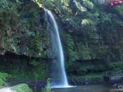 ひたすらに、垂水を錦江湾に沿って南下し、「神川大滝公園」（https://www.kagoshima-kankou.com/guide/10396/）へ。
手前の滝で、おぉ～と言っていたら、奥にホンモノ（？）がありました。
これは、手前の小滝…