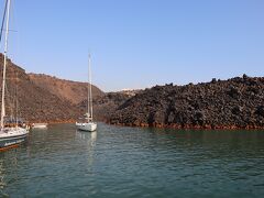 フィラの正面にある火山島、ネア・カメニへ。ごつごつとした不気味な岩場の前で、しばらく停泊。ここでもしばらく思い思いの過ごし方。