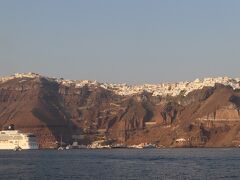 火山島をぐるっと回わり、フィラの街を見上げ、停泊する大きな客船の横を通ってイアへ。