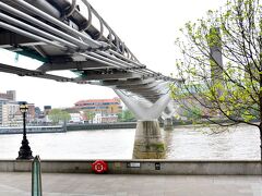 Millennium Bridge 

そして今度はテムズ川に架かる橋の一つミレニアムブリッジへ。スクリューのようにねじれているのが面白い。