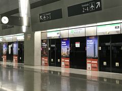 MRTのチャンギ空港駅。
改札に入る前にツーリストパスを買うカウンターがあります。