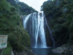 飛行機までまだ時間の余裕があったので、「龍門滝」へ～
いち禅さんからは、歩いて10分くらい
駐車場から、田舎道を歩いて5分くらいで滝の展望台へ到着。
左手より下へ降りる石階段があり、水辺へ近づける