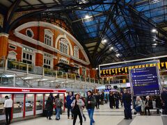 Liverpool Street Station 

ロンドンにも色んな顔があるんだな～と思いながらぶらぶらと歩いてLiverpool Street駅に着いた。
そろそろお腹空いたんでどうしようかなぁ？と迷いながら、目についたヴェトナム料理店のフォーの看板に誘われて入店。写真ないけど美味しかったな～実にスープが五臓六腑に染み渡った（笑）