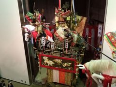 敦賀まつりで巡行する山車３基を展示。