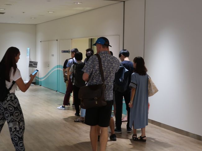 成田、出国後プライオリティバスで利用できるのはKALラウンジのみ。最近ピーク時はこんな感じで混雑が酷く、パスの客は規制がかかって入れない。