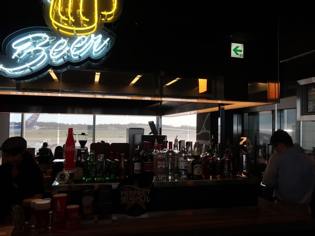 「空港飲み」したいので、このバーに入ってみた。
