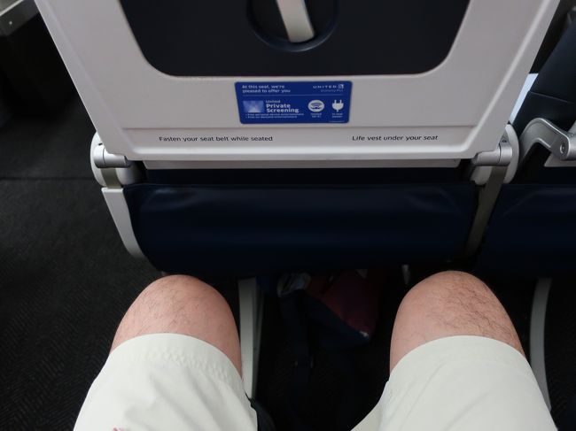 身長180ｃｍでの写真。足元にはまだ余裕がある。感動的に広いってわけではない。