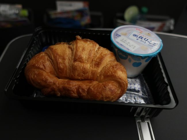 これは朝食のクロワッサン。UA、早く起こしすぎだよ・・もう1時間くらい寝ていたかった。
