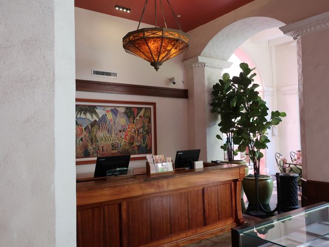 ホテル到着は9:30頃で当然部屋には入れない。荷物を預けてチェックイン処理を済ませます。<br />チェックインまでアラモアナショッピングセンターでも行こう、ってことになりました。