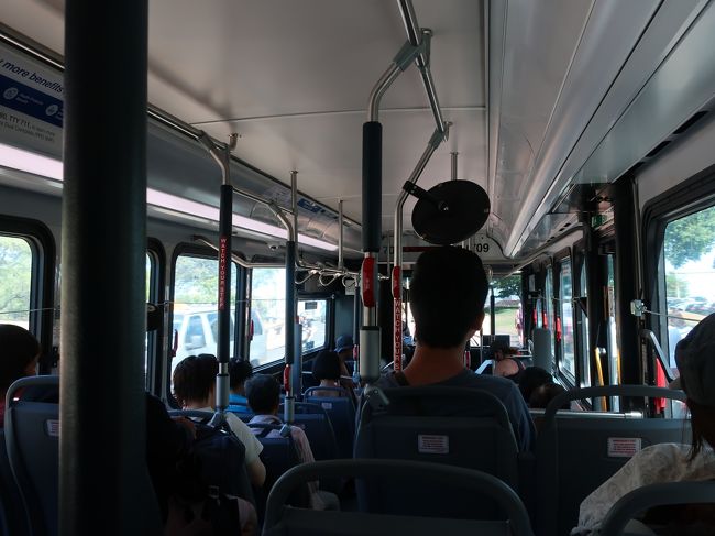 ファーマーズマーケットは1度来ればいいと夫婦で意見が一致したところでアラモアナに向かう。丁度路線バスが来た。レアレアバスなら無料だけど、二人で5ドル。こういうのケチる、ケチらないの価値観について話しながら向かった。