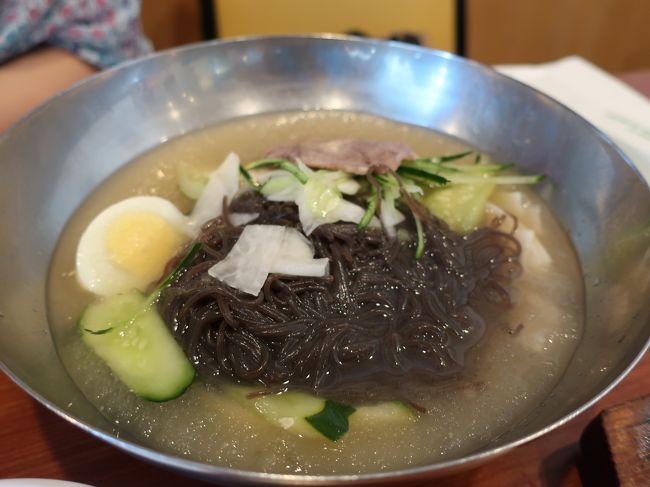 この店で有名なのは葛冷麺。マストオーダー品。みんな食べてる。シャリシャリの氷が入っており、さっぱりしていて暑いハワイにぴったり。