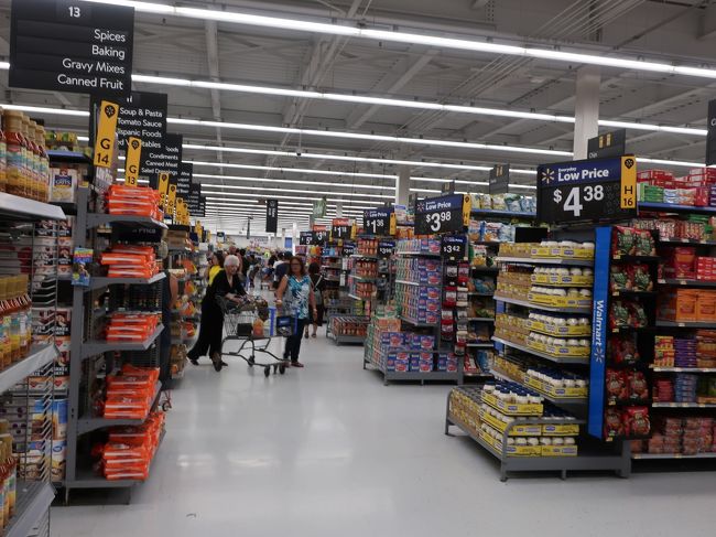 そのあと、アラモアナショッピングセンターは後日にしようってことで、近くにあるウォルマートに来たんだけど。妻と自由行動にして歩いていると本当に具合が悪く、目が白く霞みだして、良く見えなくなって・・ブルーな気分になっているとホテルからアプリに「部屋の用意ができた」と連絡があったので今度はレアレアトロリーでホテルへ向かう。