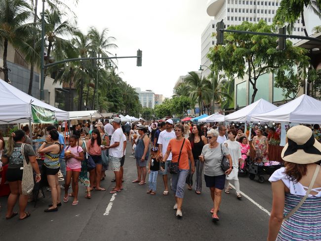 まだ6時位だけど、飲みに出かけた。<br />どこで飲むかは決めていない。飲んで、フードコートでメシ。ってコンセプトで歩いてみる。カラカウア通りの地下にある日本っぽいフードコートが何年か前にできたのでそこでビール飲むつもりだったけど、行ってみるとあまりに日本っぽくてハワイでなんで？？って気持ちになりやめた。