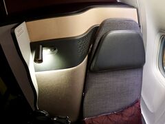 【カタール航空の「Qsuite」】

で、QR773 18:30 - 21:35に搭乗...