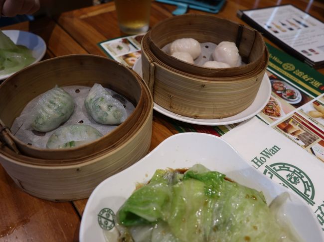 ここではつまんで飲んで、締めはフードコートでっていうコンセプトなんで軽く？野菜と海老の蒸し餃子、温レタス。どれも美味しい。