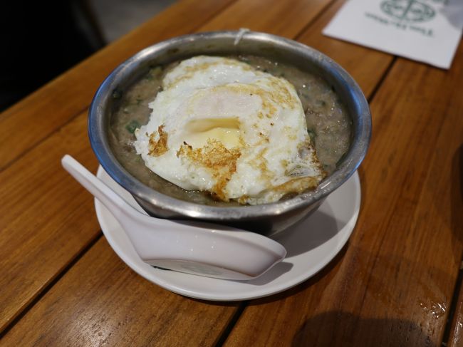 軽くのはずが・・結局この蒸ごはんが美味そうで追加オーダー。タイ米と八角と色んなスパイスが効いて、東南アジアっぽい味で好みは分かれると思うけど、これもまた中々の味。