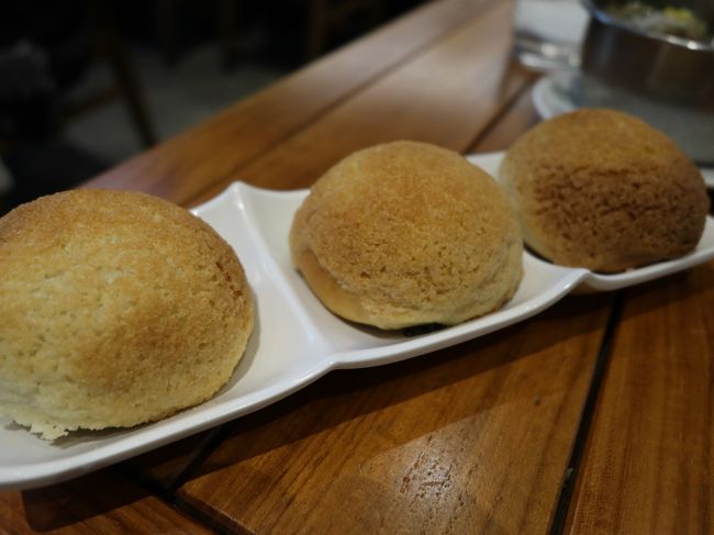 隣で頼んでいたこちら、揚げてあるチャーシューまんが美味しそうで追加オーダー。