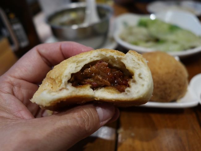 甘い味付けでサクッと軽く揚げてある、チャーシューマナプアのような味。自分はかなりオススメの味だった。<br /><br />結局軽くではなくがっつり頂いて、締めのフードコートはやめ。