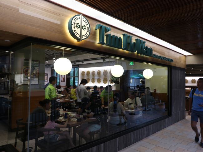 優柔不断でなかなか決められず、ロイヤルハワイアンショッピングセンターにあるディムサム（要は点心）の店。18時頃。