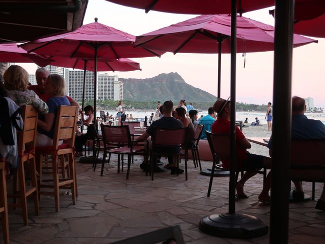 お腹も膨れてほろ酔いになって、ホテルに戻ってマイタイバーでカクテルで飲み直し。