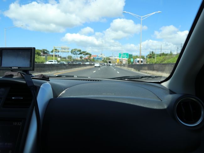 慣れない左ハンドルで、ホノルルの街を出るまでは結構緊張します。右左折時、「右よし、左よし」と口に出して確認。そうしないと右側通行の日本とは違う方向から車が来るので危ないのです。