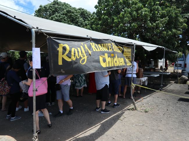 わざわざドライブした目的の一つがコレ。ハレイワにあるフリフリチキン。昨年食べて最高に美味かったんで。その後日本に帰っても味が忘れられず、色んなところで食べたけどここ以上のは無かった。<br /><br />かなり混んでいて、購入までに30分はかかったかな？