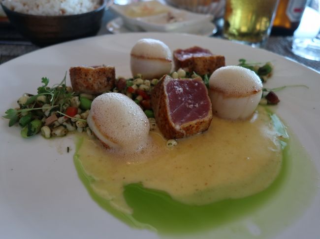 この日の夕食はロイヤルハワイアン内にあるレストラン「アズーア」でとったんだけど、これは自分が頼んだマグロとホタテ。