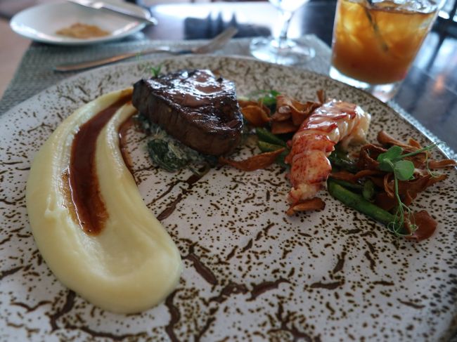 妻はステーキ。シーフードレストランなのにな・・・