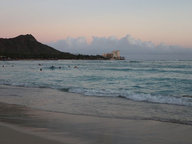 サンセットのワイキキビーチを散歩。
