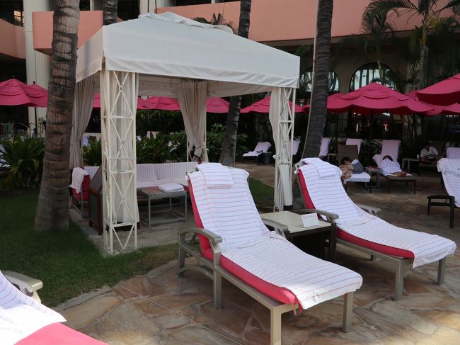 こちらはプールサイドのカバナ。