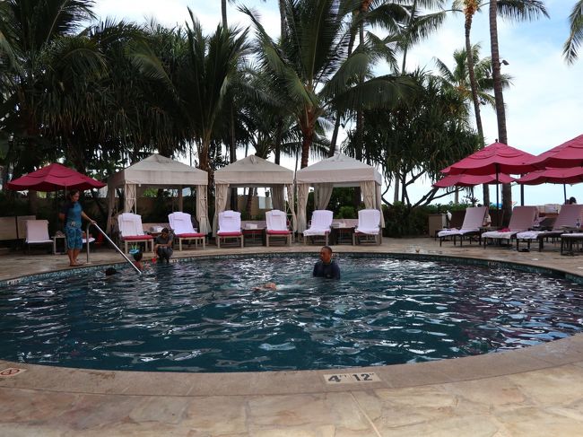 ロイヤルハワイアンはプールがしょぼくて残念。海に入れって言われそうだが、やっぱプールも気持ちいいものだし。